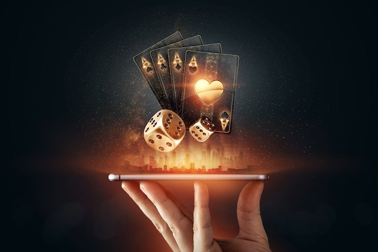 Pemain bulutangkis beraksi dalam sebuah turnamen yang ramai ditonton di Indonesia